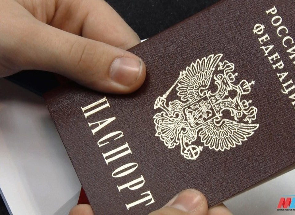 Волгоградские полицейские вручили паспорта кадетам на Мамаевом Кургане